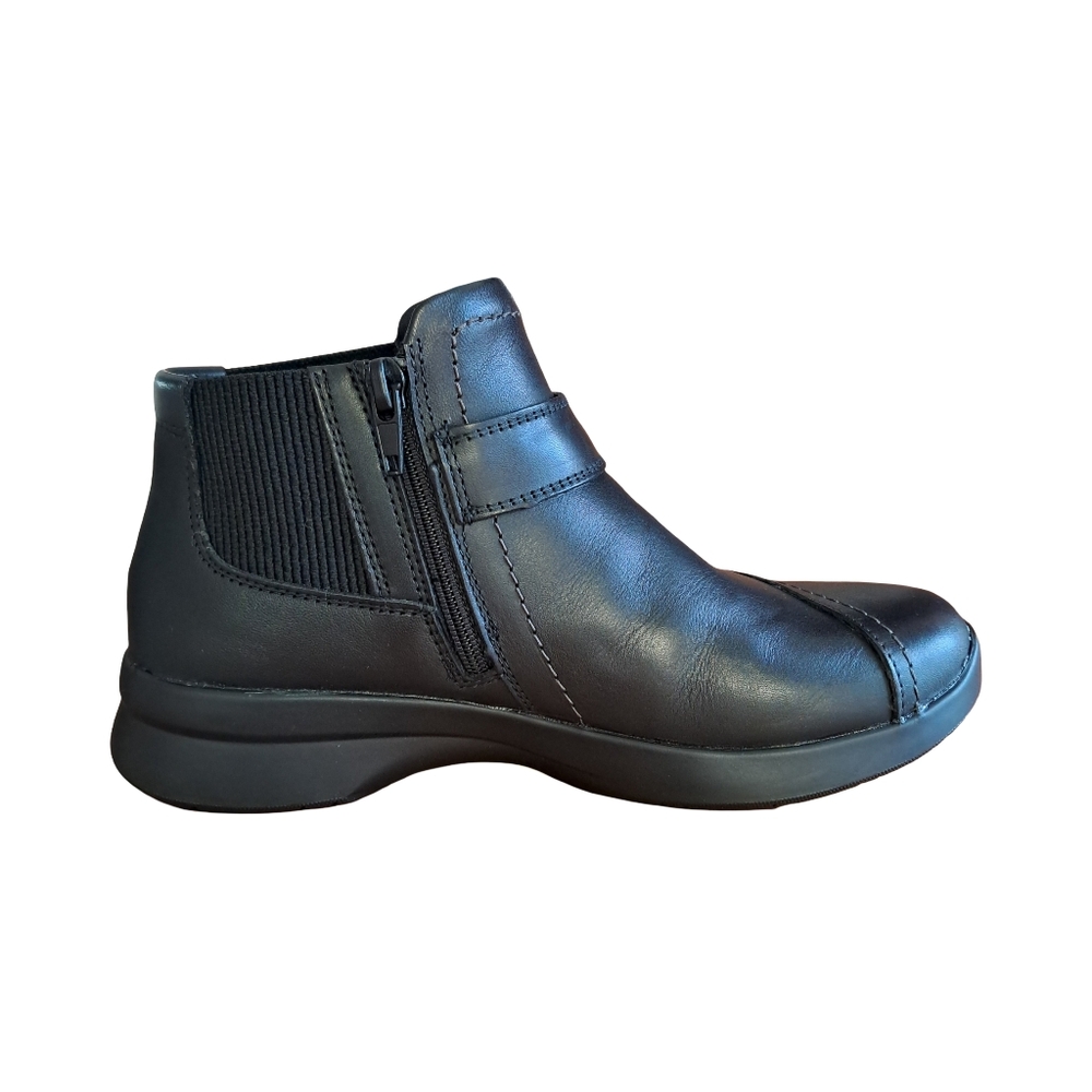 Clarks Womens Leather Ankle Boots Black Booties Shoes Size 5 New With Box - Picture 2 of 9